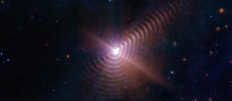 Телескоп Уэбба снял необычное формирование пыли вокруг двух звезд