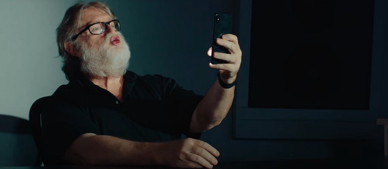 Гейб Ньюэлл делает селфи и разговаривает по картофелефону в рекламном ролике Dota 2