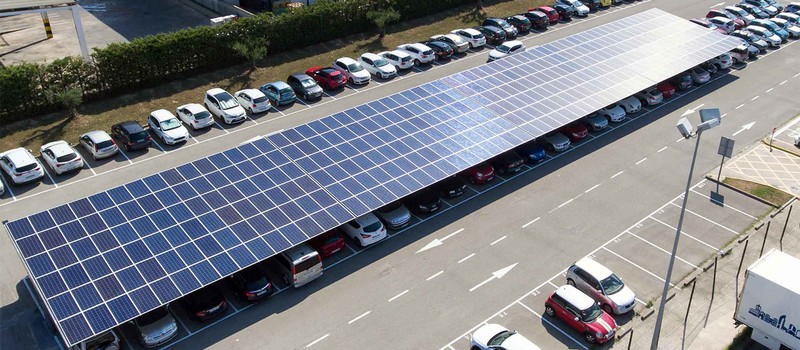 Новый французский закон требует устанавливать солнечные панели на парковках