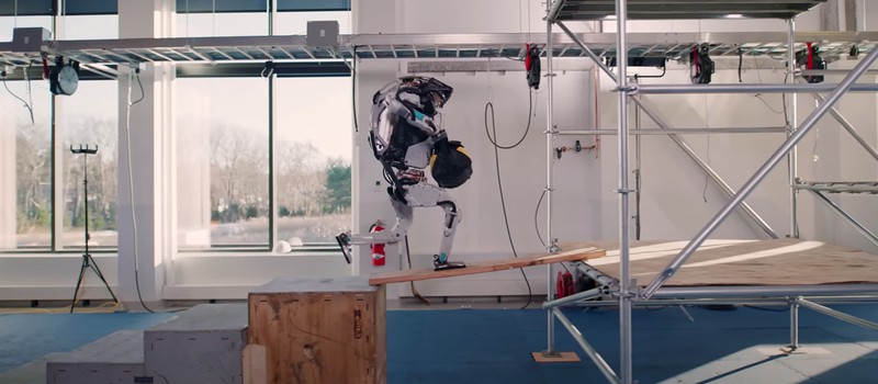 Boston Dynamics показала акробатические возможности робота Atlas на строительной площадке