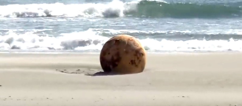 На побережье Японии обнаружили металлическую сферу — интернет решил, что это НЛО или шпионский шар