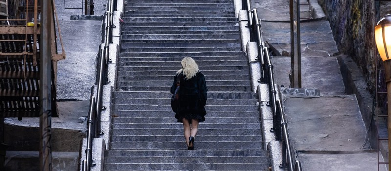 Леди Гага на той самой лестнице из "Джокера" на фото съемок "Джокера 2"