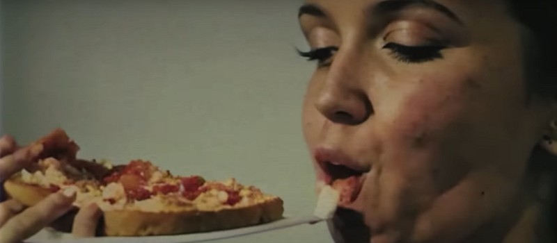 Эта криповая реклама пиццы полностью создана ИИ