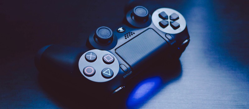 Новое обновление PS4 позволит уменьшать яркость световой полосы DualShock 4