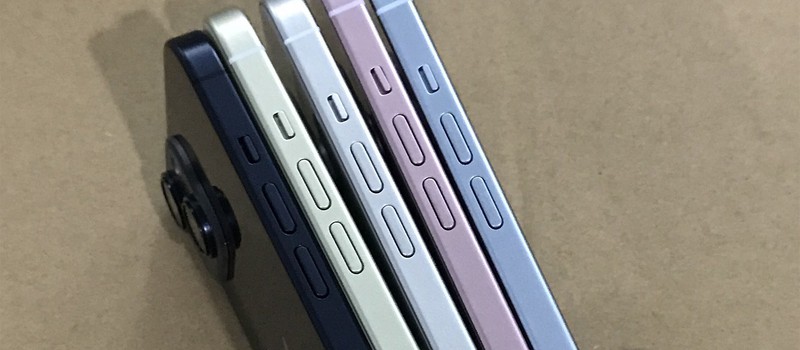 Цветовые варианты iPhone 15 и iPhone 15 Pro на демонстрационных моделях