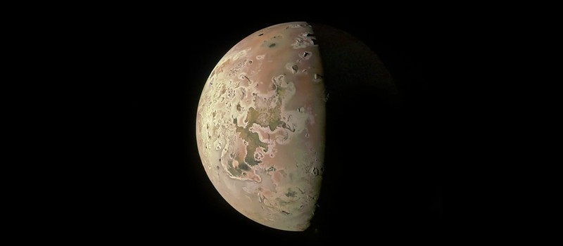 Зонд NASA Juno представил новый взгляд на пейзаж луны Юпитера — Ио