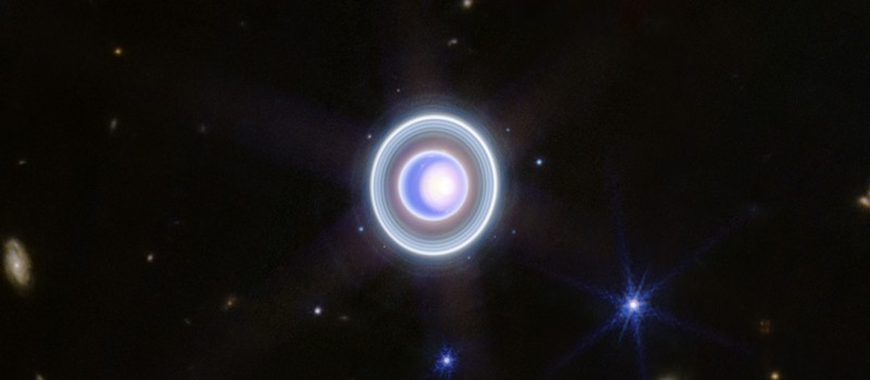 Новое изображение Урана с телескопа Джеймса Уэбба напоминает портал в другое измерение