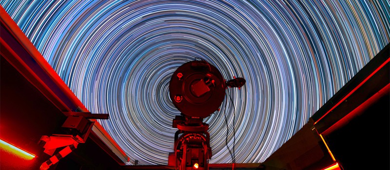 Астрофотограф показал завораживающий таймлапс ночного неба с мириадой цветов