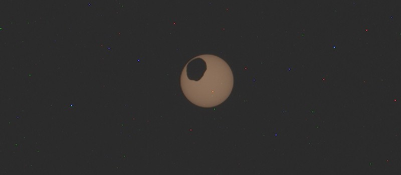 Марсоход NASA запечатлел эпичное солнечное затмение на Марсе, вызванное спутником Фобос