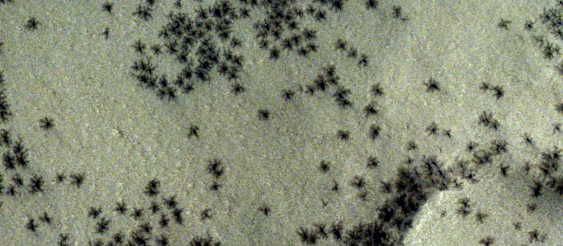 Орбитальный аппарат ESA заметил "паучьи следы" на Марсе