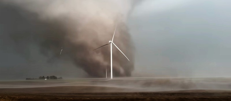 Торнадо повалил ветряные турбины и унес жизни нескольких человек в штате Айова
