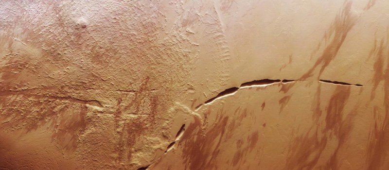 Марсианский спутник снял "извивающийся шрам" у подножия огромного вулкана