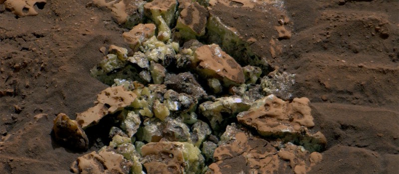 Марсоход NASA Curiosity обнаружил на Марсе россыпь желтых кристаллов