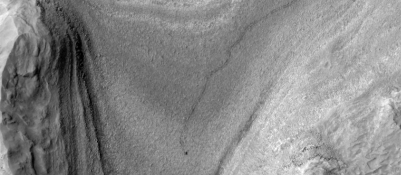 Орбитальный аппарат NASA сфотографировал марсоход Curiosity во время движения по поверхности
