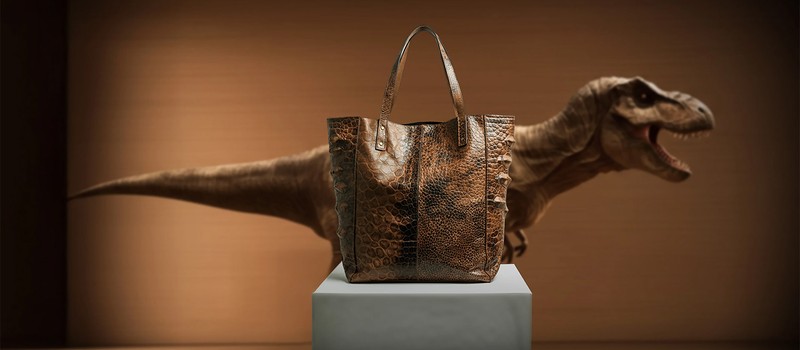 Группа компаний заявила о создании кожи тираннозавра из фрагментов окаменелого коллагена – из этой кожи будут делать женские сумочки