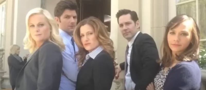 Актеры сериала "Парки и зоны отдыха" тайно сняли фейковый сериал и наконец выпустили трейлер