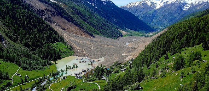 Швейцарская деревня Блаттен полностью погребена под оползнем после обрушения ледника