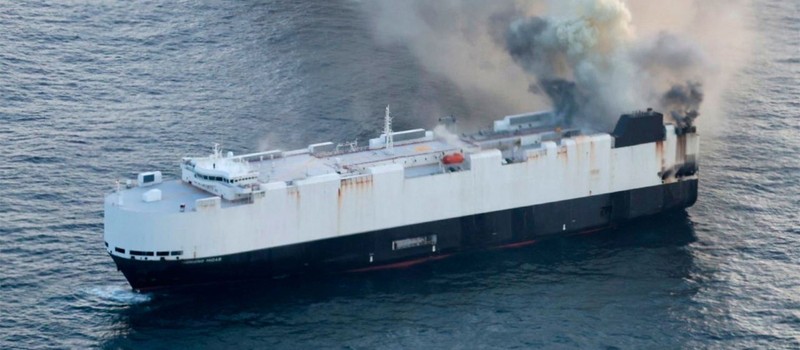 Грузовое судно с горящими электромобилями затонуло у берегов Аляски
