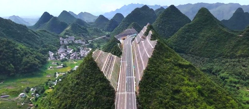 В Китае разрезали гору пополам для строительства автомагистрали с самым высоким мостом в мире – выглядит, словно кадры из градостроительного симулятора