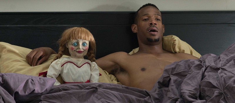 Создатели финальной части "Заклятия" показали эксклюзивное ведерко для попкорна с Аннабель – кукла выглядит как пародия на саму себя