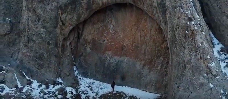 Загадочная горная арка из Казахстана породила теории о порталах и древних цивилизациях