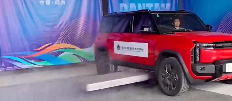 Китайские инженеры научили электромобили выстреливать батареями при возгорании