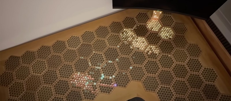 Энтузиаст создал гипнотический стол-улей с симуляцией пчелиной колонии в реальном времени