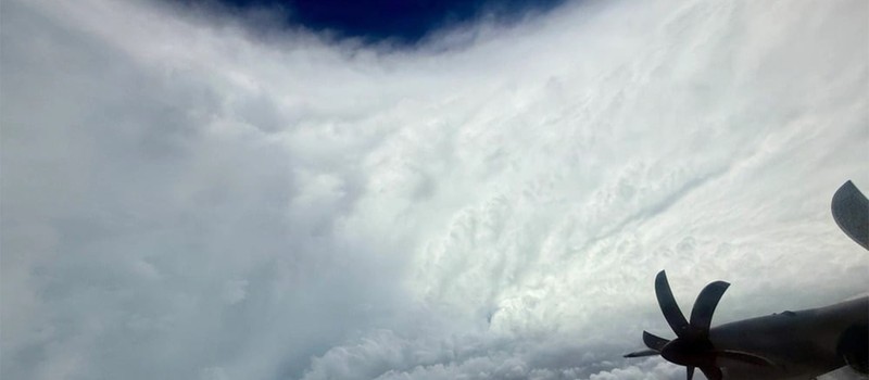 Военные пилоты сняли эпичный вид из центра урагана Мелисса