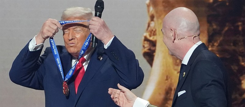 Дональд Трамп получил первую в истории премию мира от FIFA на церемонии жеребьёвки чемпионата мира