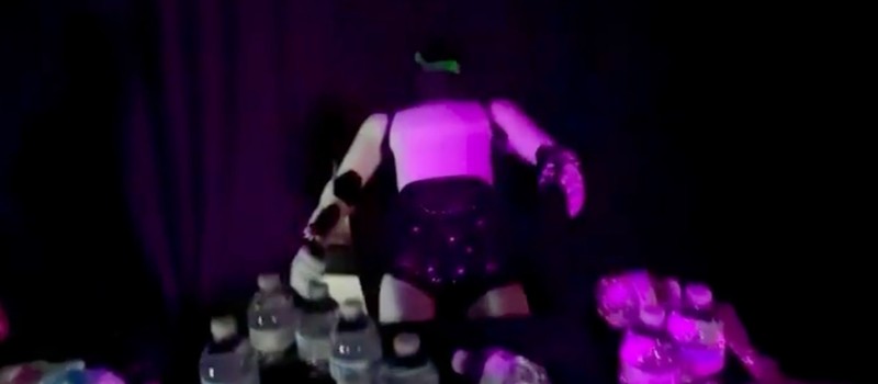 Робот Optimus упал в обморок во время раздачи напитков на выставке Tesla