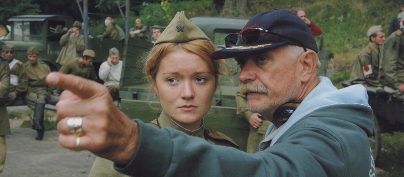 Российские онлайн-кинотеатры вырезали сцену с Никитой Михалковым из "Утомленных солнцем" Никиты Михалкова