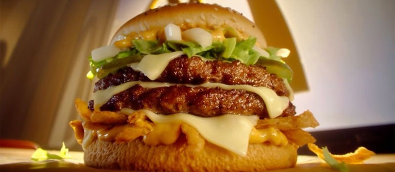 Глава McDonald's попытался съесть собственный бургер на камеру, и это превратилось в мем