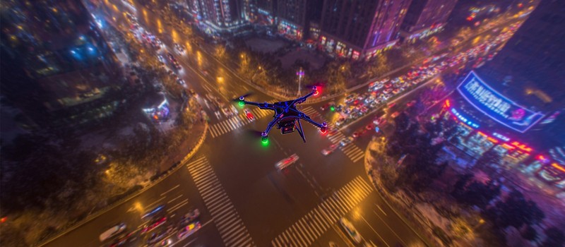 Полицейские дроны со светящимися огнями патрулируют улицы Китая и западные зеваки поражены таким киберпанком