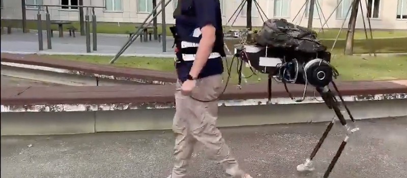 Китайские инженеры создали робота-кентавра, который крепится к человеку и ходит за ним на двух ногах