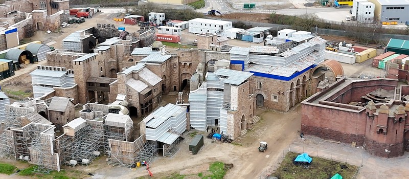 Съёмочную площадку сериала по "Гарри Поттеру" сняли при помощи дрона – показали поле для квиддича, Тисовую улицу и часть Хогвартса