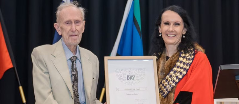 102-летний австралиец учит пенсионеров пользоваться смартфонами и Windows