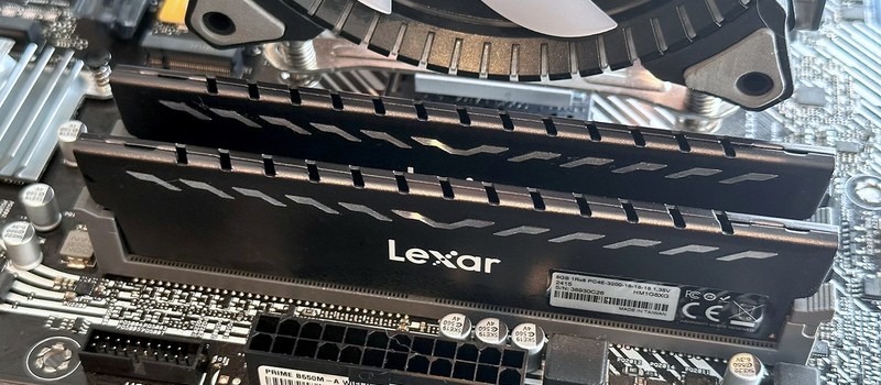 Память DDR5 стала настолько дорогой, что компании начали выпускать "двухканальные" комплекты с одним модулем-пустышкой и предложением "докупить остальное позже"