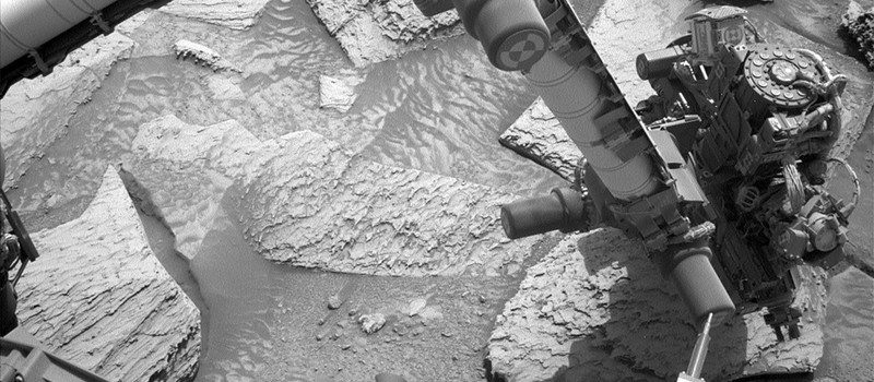 Марсоход Curiosity несколько дней пытался освободиться от застрявшего камня на Марсе