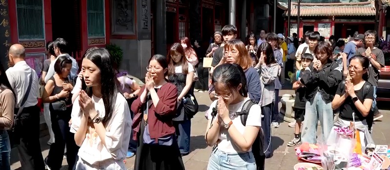 Фанаты BTS молятся в храме Тайбэя ради билетов на концерт