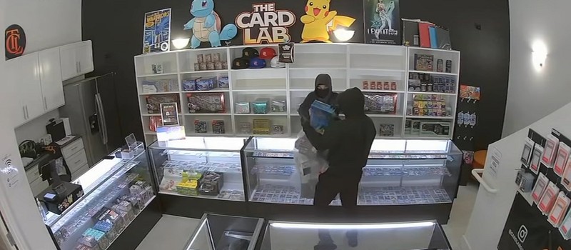 Трое грабителей обнесли американский магазин за 39 секунд и украли карточки Pokemon на 15 тысяч долларов