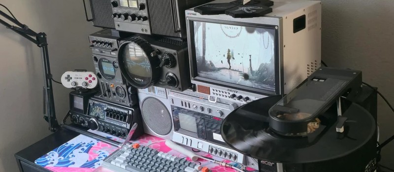 Геймер собрал ретрофутуристичный ПК с CRT-монитором, дисководом, бумбоксом и проигрывателем винила