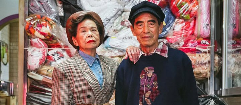 90-летняя пара из Тайваня покорила мир моды, позируя в забытых вещах из своей прачечной
