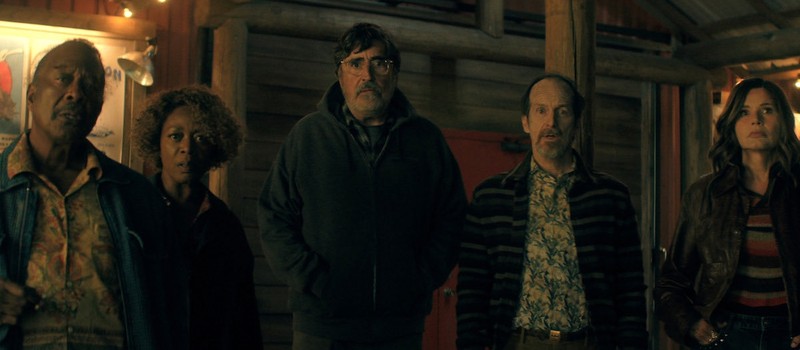 Netflix закрыл сериал "Городок" с Альфредом Молиной после низких просмотров