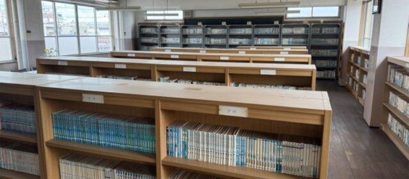 В Японии продают трёхэтажную библиотеку с тысячами томов манги всего за 12 000 долларов