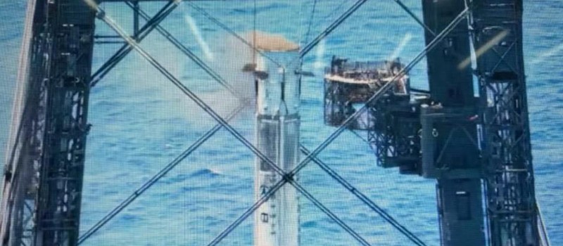 Китай впервые посадил ступень ракеты Long March 10B на морскую платформу