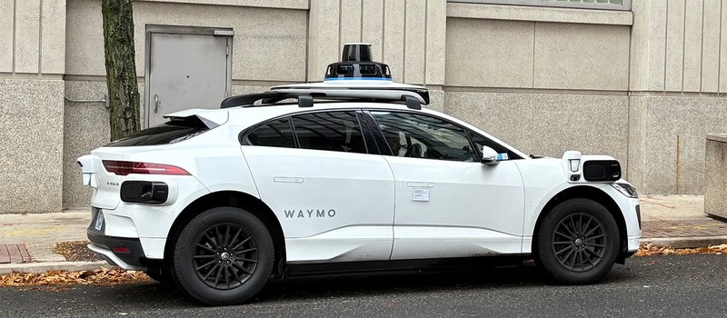 Робота­кси Waymo сдало полиции подростков за стрельбу игрушками и распитие алкоголя