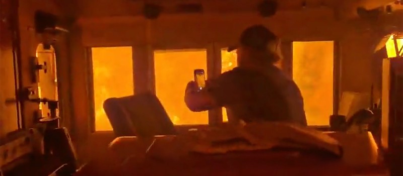 Экипаж грузового поезда снял, как лесной пожар в Канаде окружил локомотив