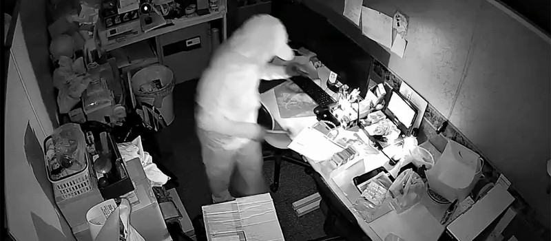 Магазин карточек в Японии назначил награду в 1 миллион иен за поимку грабителя – но только живым