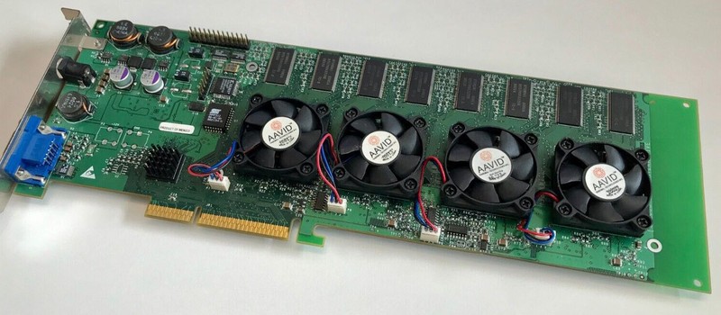 Старинная видеокарта Voodoo 5 5500 с двумя крошечными вентиляторами напомнила, как выглядело будущее графики