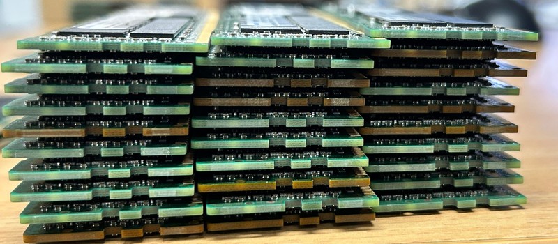 В гараже нашлись 30 планок DDR4 по 64 ГБ на 10 000 долларов – остатки от списанного сервера